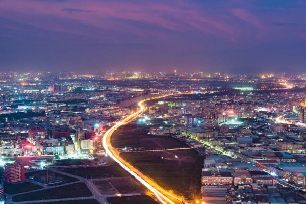 “点亮”半个地球！50平方公里的广东小镇，靠卖“光”年入千亿