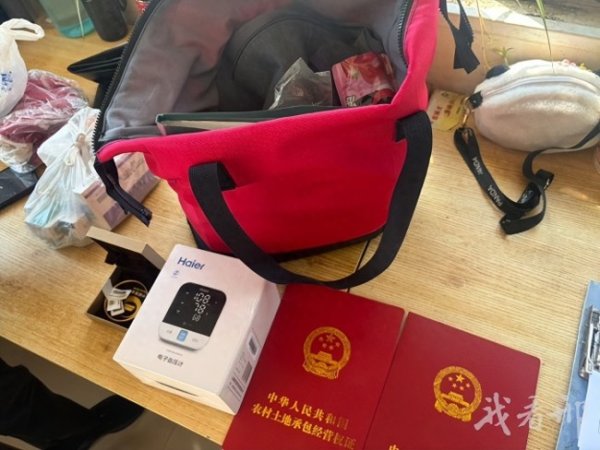 公交驾驶员捡到有金手镯的包 立即上报公司